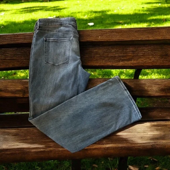 WHBM Curvy Mid-Rise Everyday Soft Boot Jeans size 14 - Picture 1 of 12